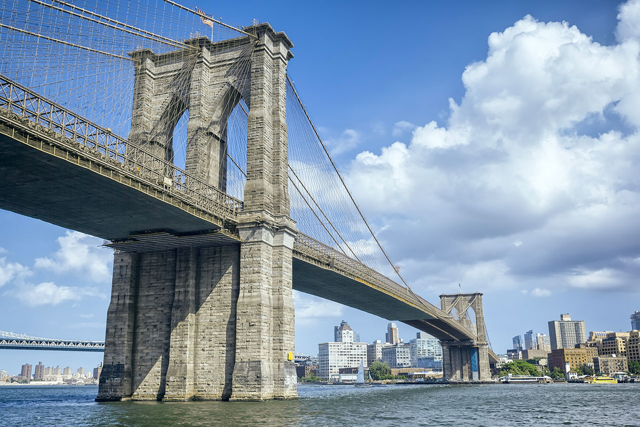 El puente de Brooklyn : una obra maestra de arquitectura e historia